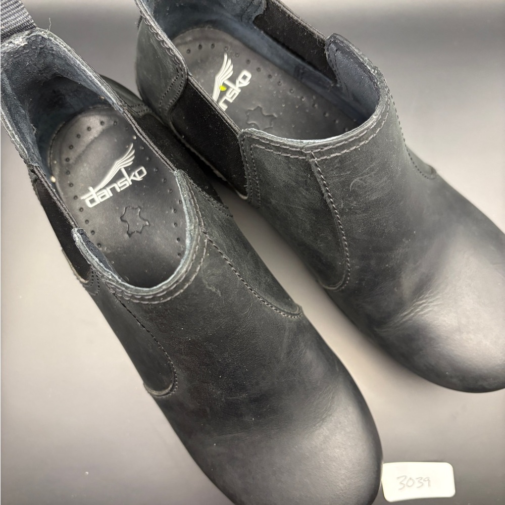 **CLOSET CLOSEOUT** Dansko Smooth Oiled Leather Chelsea Booties–EU 37 (US 6.5–7) - Picture 2 of 9